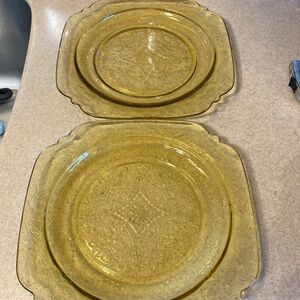 Federal yellow Amber depression square 9 in plates. Set of 2 excellent condition